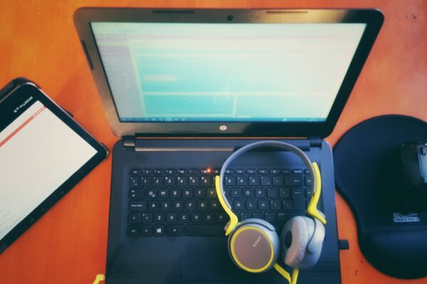 Stanowisko pracy: laptop, tablet, myszka i słuchawki